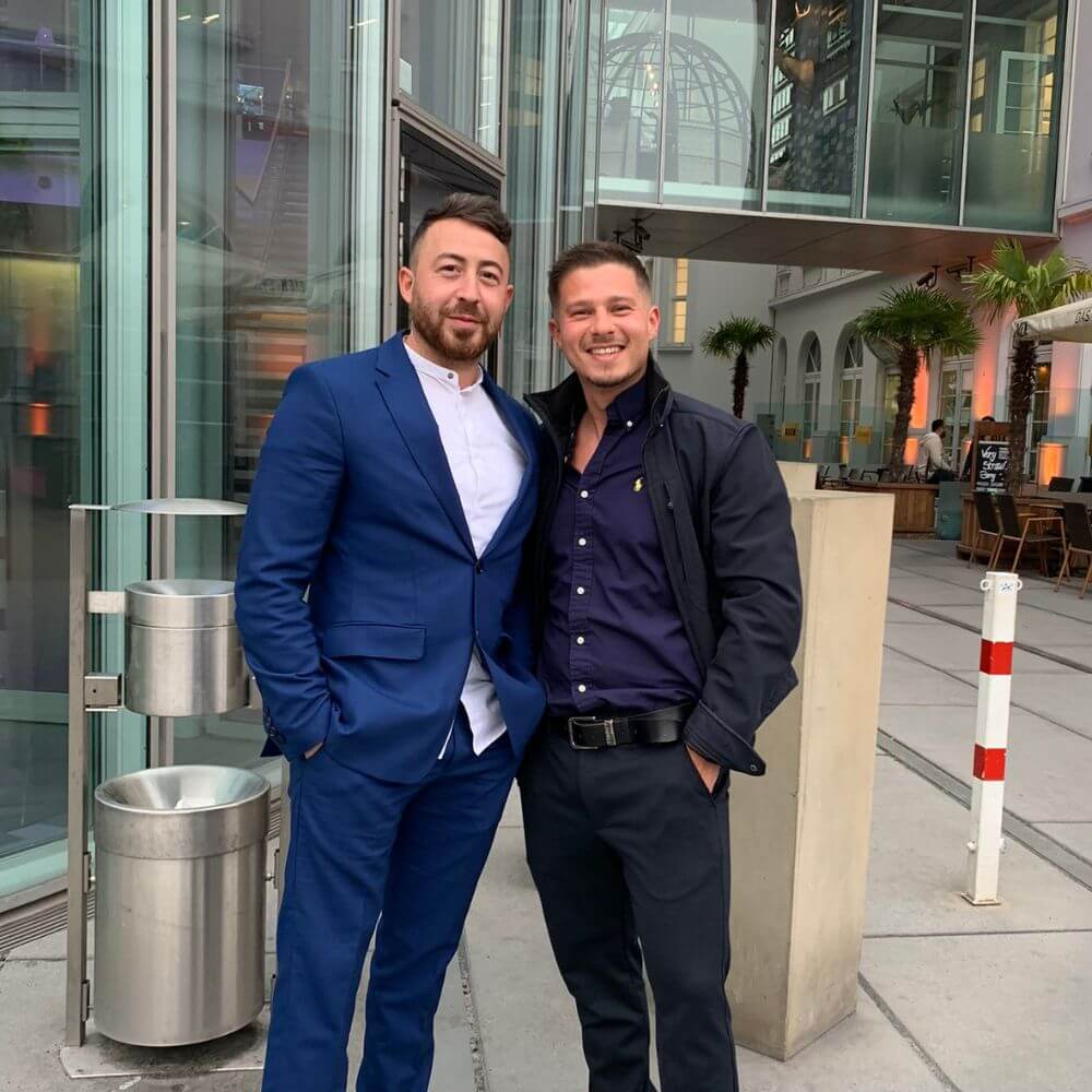Georgios Pilalidis, Gründer von Pro Motiv, mit einem Kunden in Wuppertal