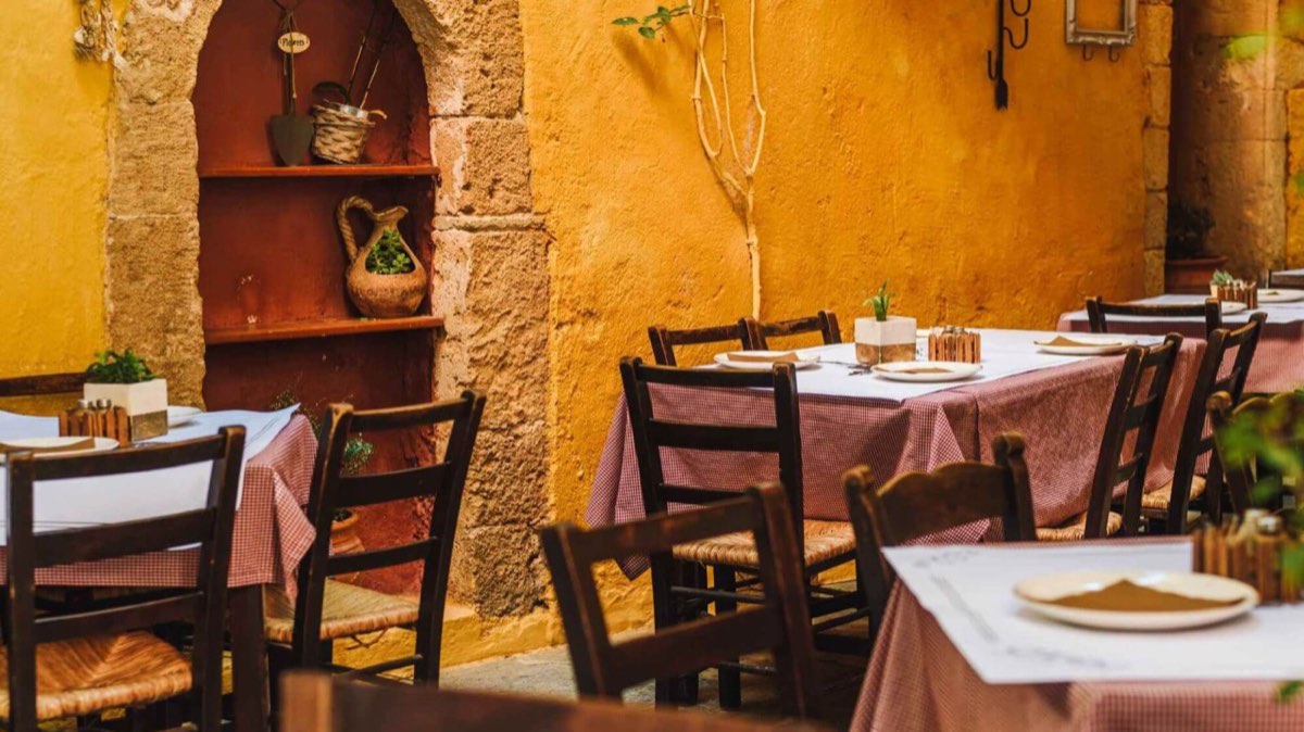 Gedeckte Tische in einem gemütlichen Restaurant