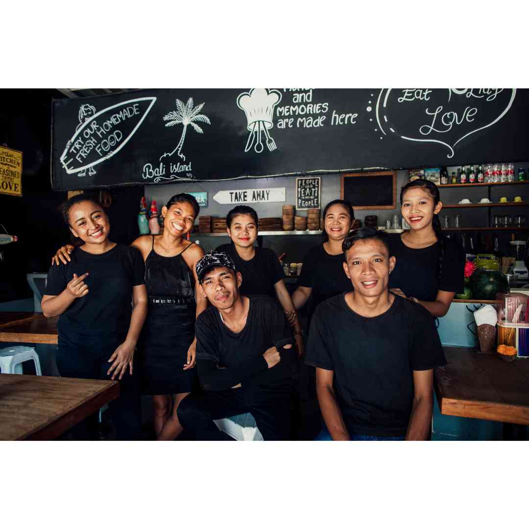 Teamfoto eines Asiatischen Restaurants. Alle vor der Kamera, posierend und lachend.